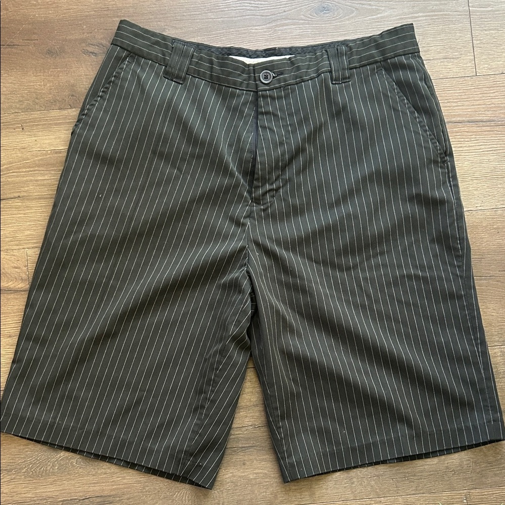 Ezekiel Men's Dark Charcoal Pinstripe Flat-Front Shorts ! Size 36